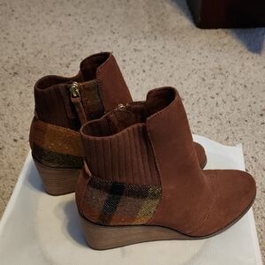 Toms Brown Plaid Wedge Heel Booties Size 7